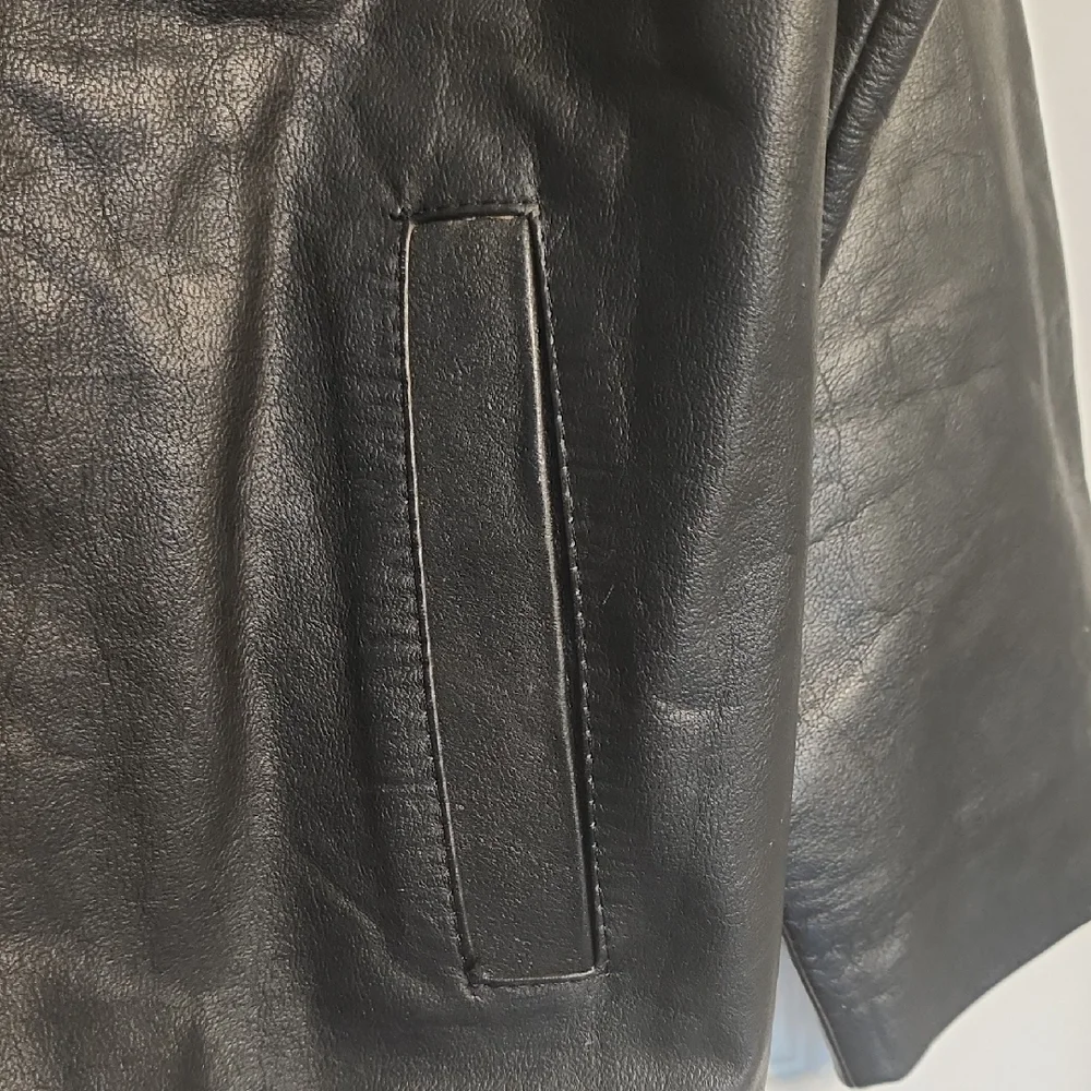 Men's Sleek Black Leather Jacket - Picture 5 of 13